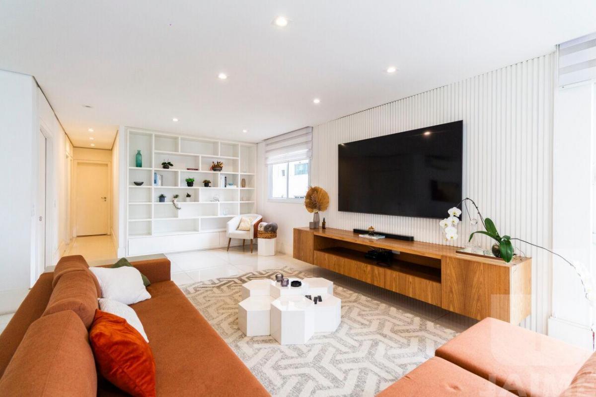 Lindo apartamento, 200 metros, área nobre, rua arborizada, próximo ao Shopping Higienópolis.