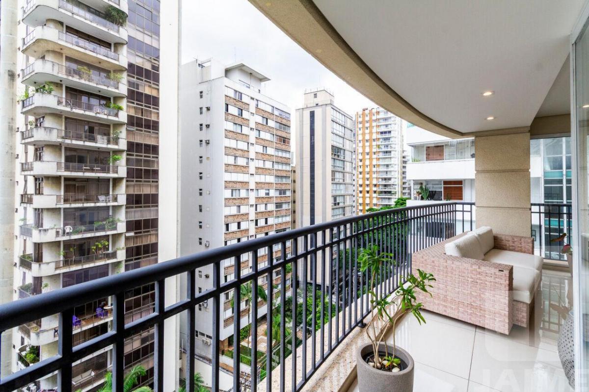 Lindo apartamento, 200 metros, área nobre, rua arborizada, próximo ao Shopping Higienópolis.