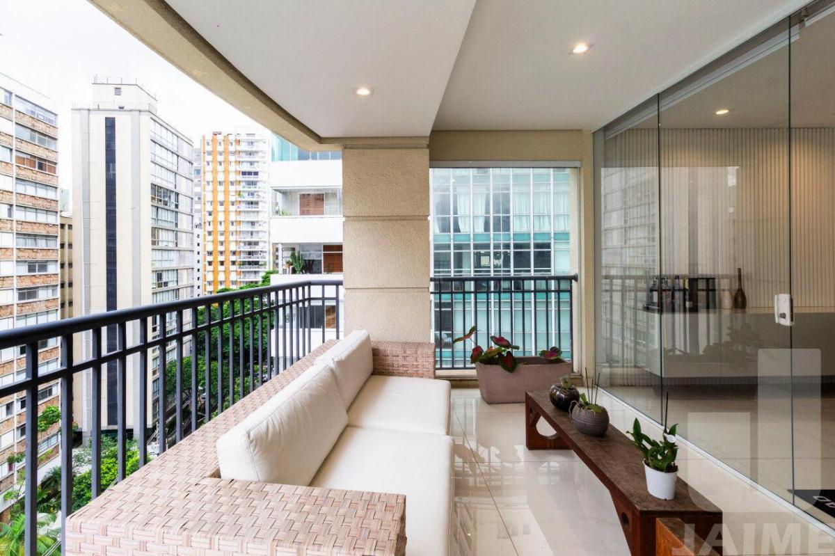 Lindo apartamento, 200 metros, área nobre, rua arborizada, próximo ao Shopping Higienópolis.