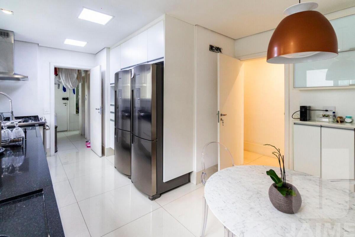 Lindo apartamento, 200 metros, área nobre, rua arborizada, próximo ao Shopping Higienópolis.