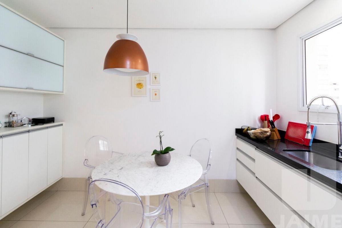 Lindo apartamento, 200 metros, área nobre, rua arborizada, próximo ao Shopping Higienópolis.