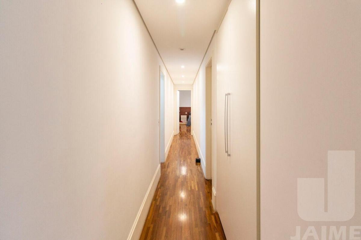 Lindo apartamento, 200 metros, área nobre, rua arborizada, próximo ao Shopping Higienópolis.