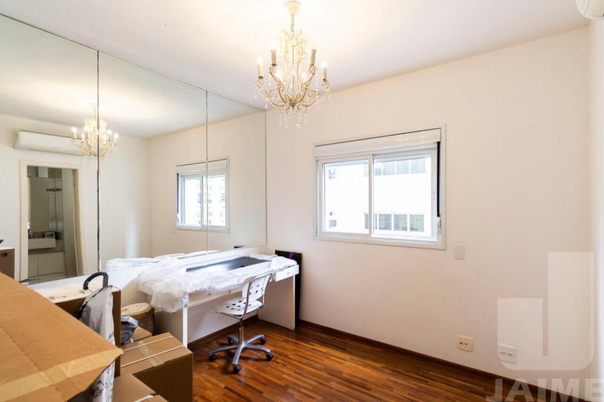 Lindo apartamento, 200 metros, área nobre, rua arborizada, próximo ao Shopping Higienópolis.