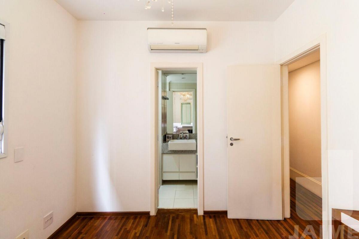 Lindo apartamento, 200 metros, área nobre, rua arborizada, próximo ao Shopping Higienópolis.