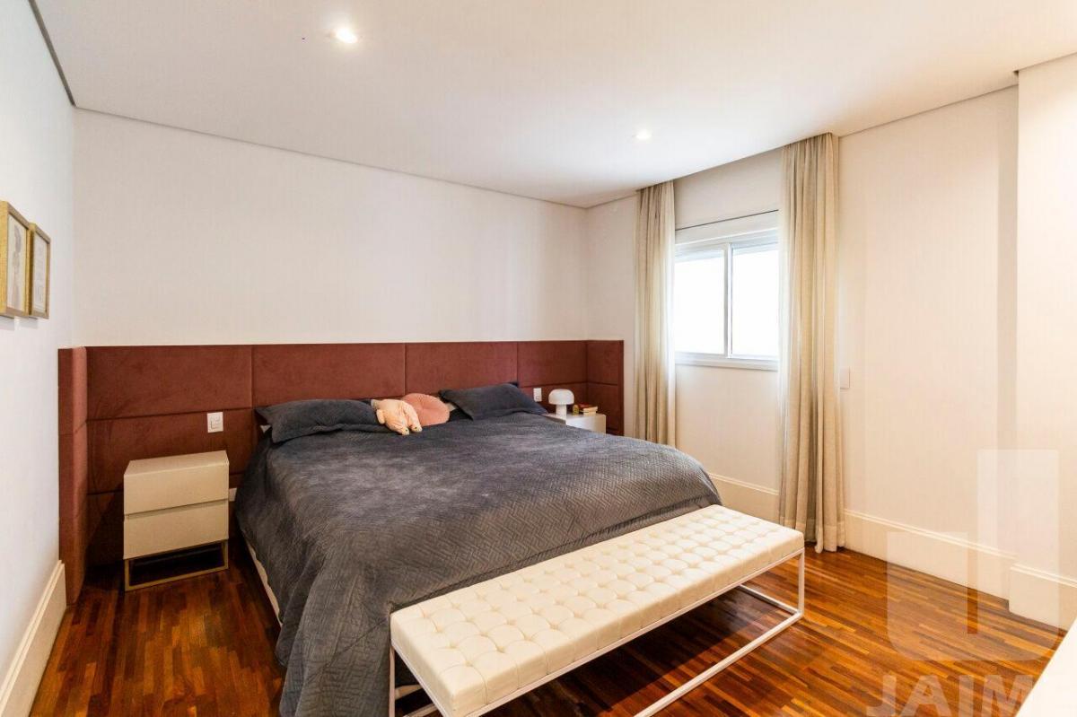 Lindo apartamento, 200 metros, área nobre, rua arborizada, próximo ao Shopping Higienópolis.
