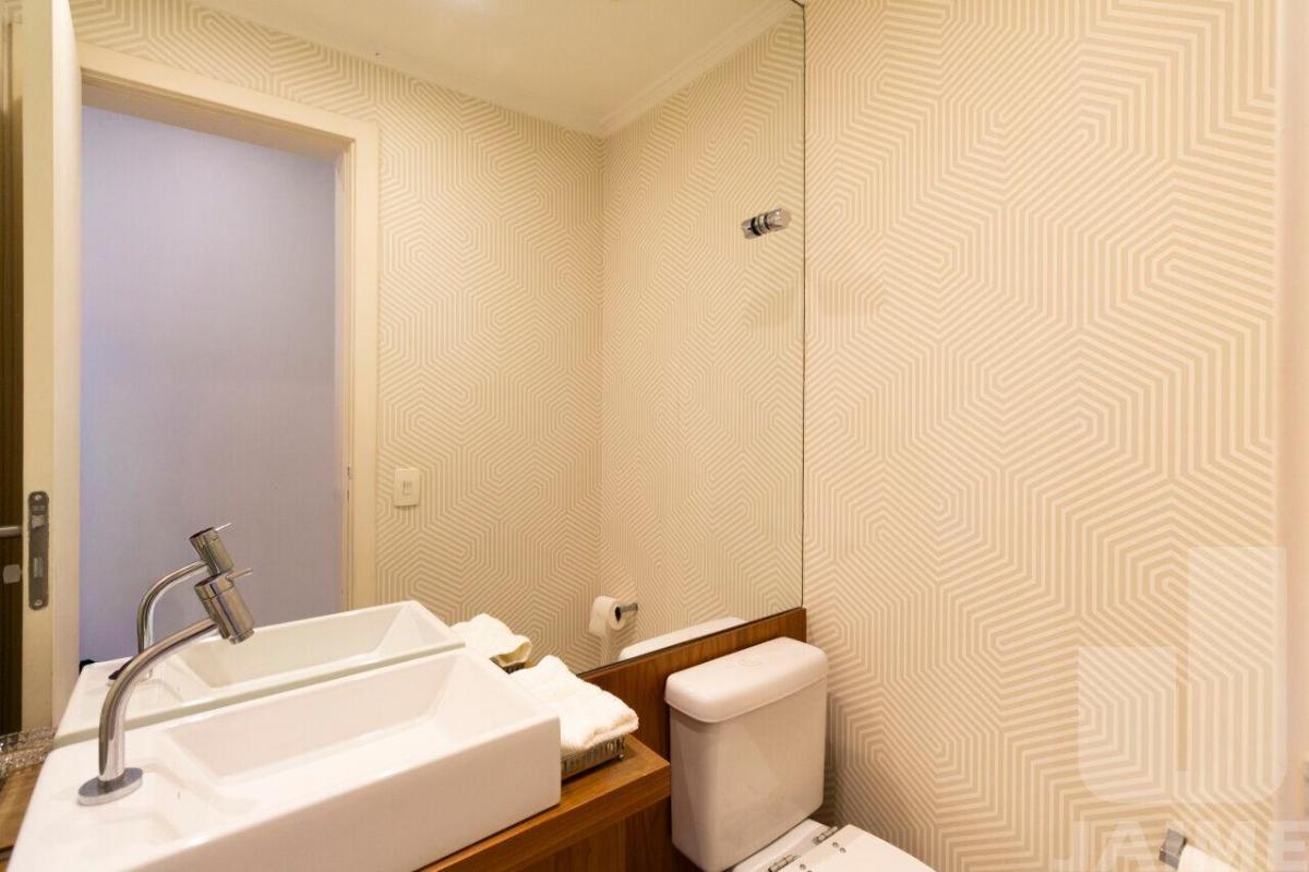Lindo apartamento, 200 metros, área nobre, rua arborizada, próximo ao Shopping Higienópolis.