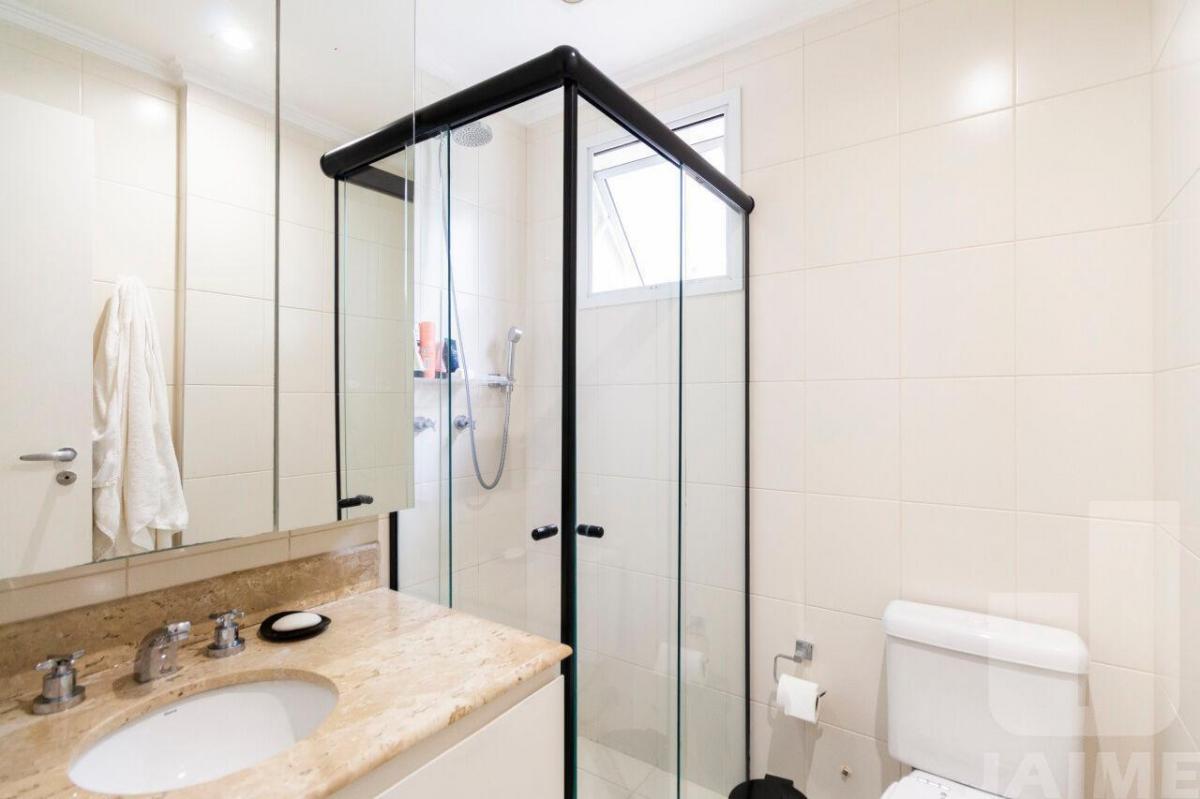 Lindo apartamento, 200 metros, área nobre, rua arborizada, próximo ao Shopping Higienópolis.