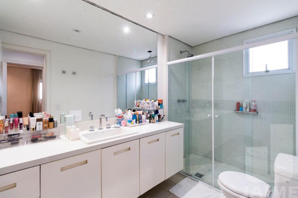 Lindo apartamento, 200 metros, área nobre, rua arborizada, próximo ao Shopping Higienópolis.