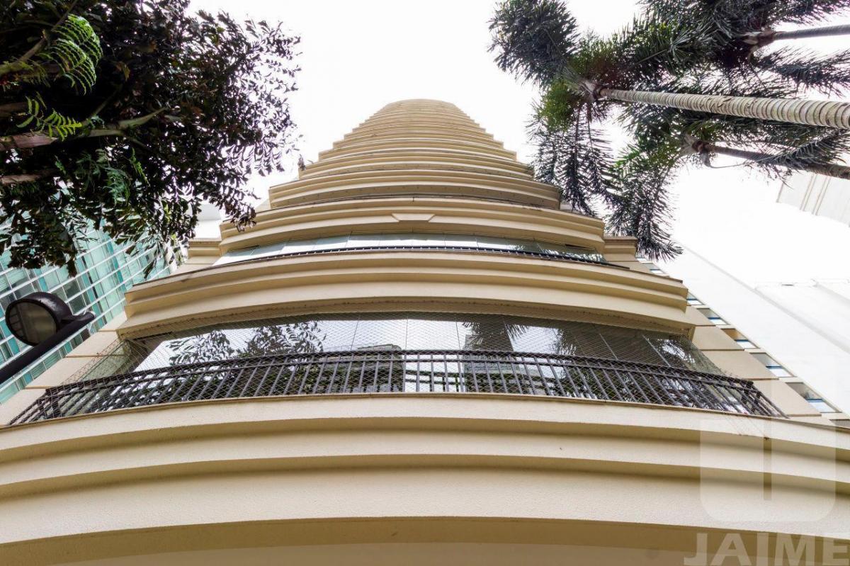 Lindo apartamento, 200 metros, área nobre, rua arborizada, próximo ao Shopping Higienópolis.
