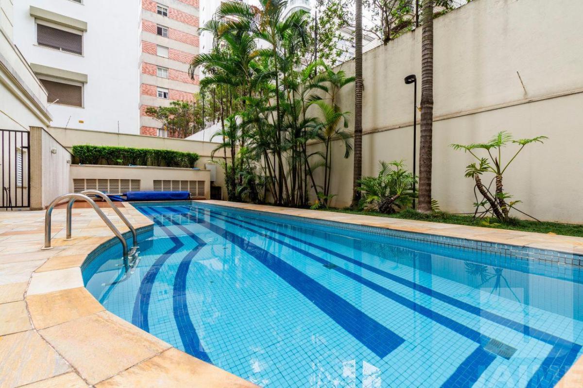 Lindo apartamento, 200 metros, área nobre, rua arborizada, próximo ao Shopping Higienópolis.