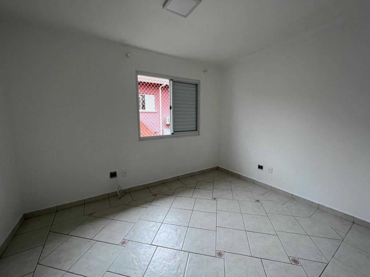 Casa Com Entrada Lateral para Locação na Vila São Francisco!