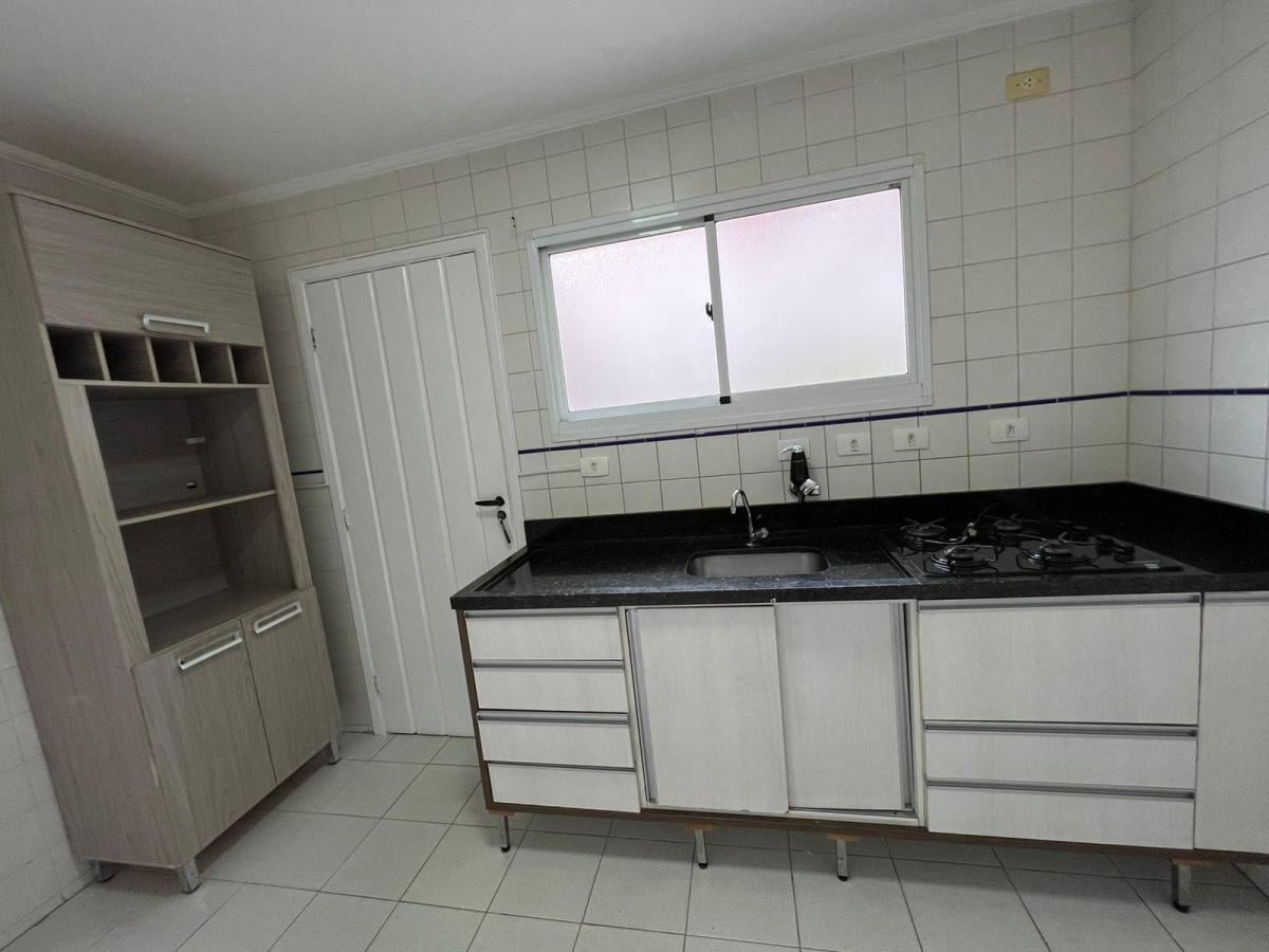 Casa Com Entrada Lateral para Locação na Vila São Francisco!