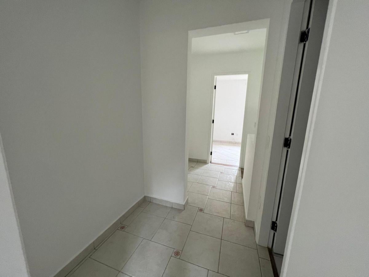 Casa Com Entrada Lateral para Locação na Vila São Francisco!