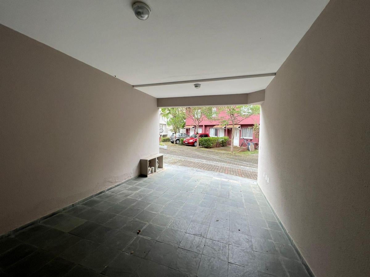 Casa Com Entrada Lateral para Locação na Vila São Francisco!