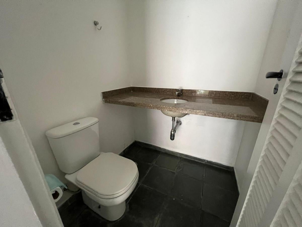 Casa Com Entrada Lateral para Locação na Vila São Francisco!