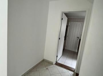 Casa Com Entrada Lateral para Locação na Vila São Francisco!