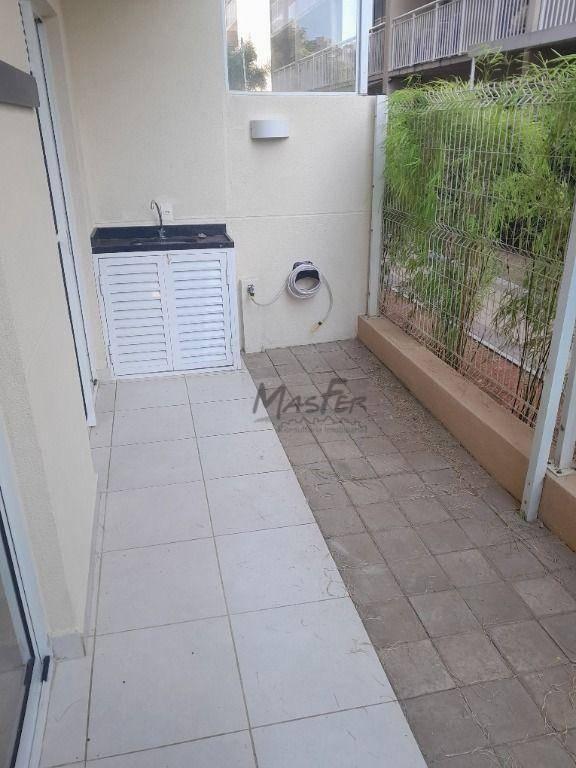 Otimo apto. com amplo espaço externo.
