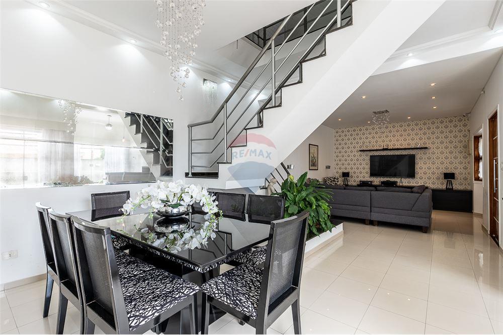 Casa com Piscina com 4 Quartos, 2 Suítes e Edícula com 2 quartos e 1 suíte na Penha em São Paulo