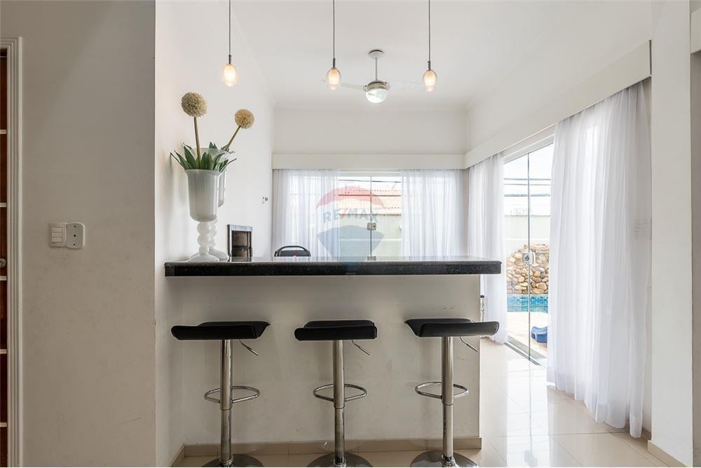 Casa com Piscina com 4 Quartos, 2 Suítes e Edícula com 2 quartos e 1 suíte na Penha em São Paulo