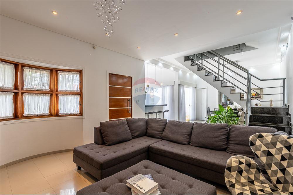 Casa com Piscina com 4 Quartos, 2 Suítes e Edícula com 2 quartos e 1 suíte na Penha em São Paulo