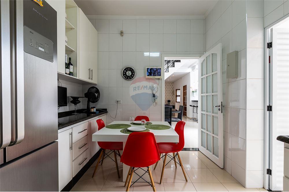 Casa com Piscina com 4 Quartos, 2 Suítes e Edícula com 2 quartos e 1 suíte na Penha em São Paulo