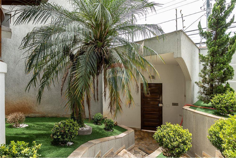 Casa com Piscina com 4 Quartos, 2 Suítes e Edícula com 2 quartos e 1 suíte na Penha em São Paulo