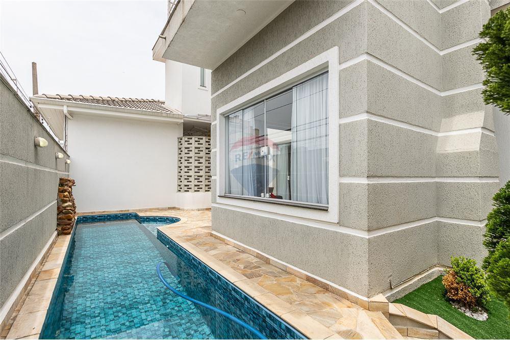 Casa com Piscina com 4 Quartos, 2 Suítes e Edícula com 2 quartos e 1 suíte na Penha em São Paulo
