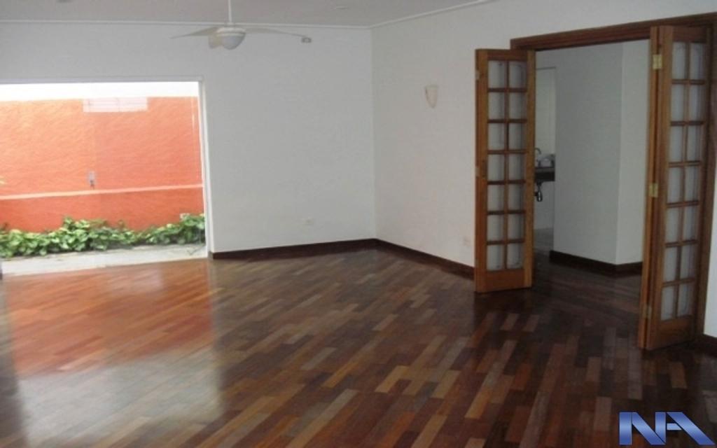 TOTALMENTE REFORMADO EM ESTADO DE NOVO, PASSAGEM LATERAL.