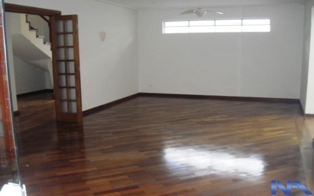 TOTALMENTE REFORMADO EM ESTADO DE NOVO, PASSAGEM LATERAL.