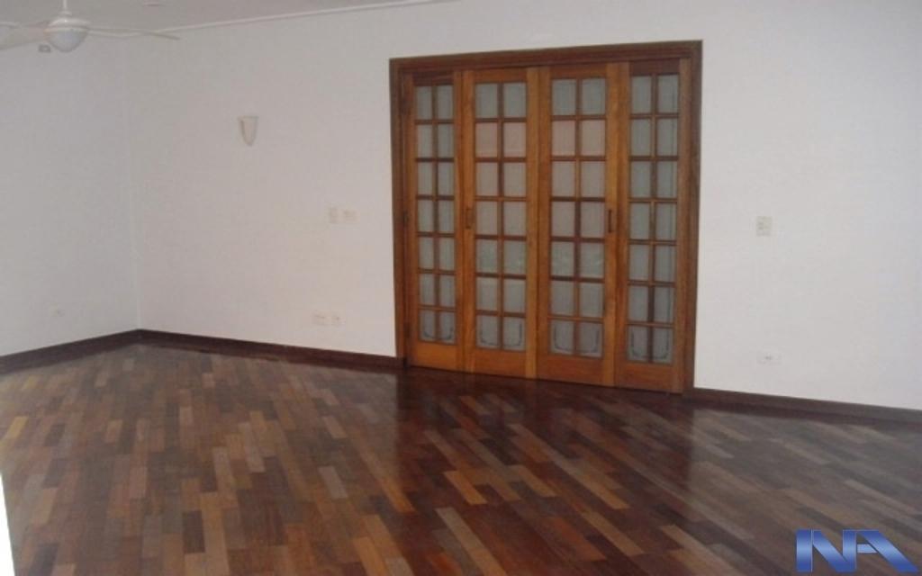 TOTALMENTE REFORMADO EM ESTADO DE NOVO, PASSAGEM LATERAL.