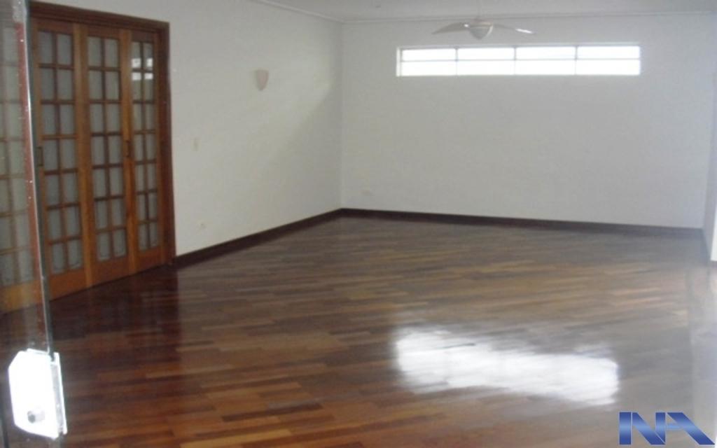 TOTALMENTE REFORMADO EM ESTADO DE NOVO, PASSAGEM LATERAL.