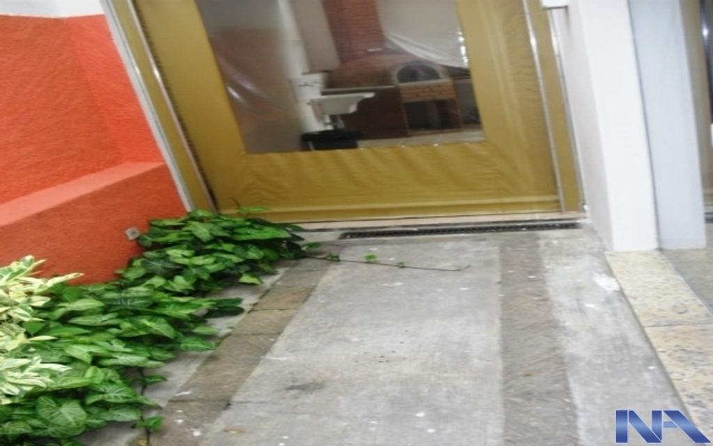 TOTALMENTE REFORMADO EM ESTADO DE NOVO, PASSAGEM LATERAL.