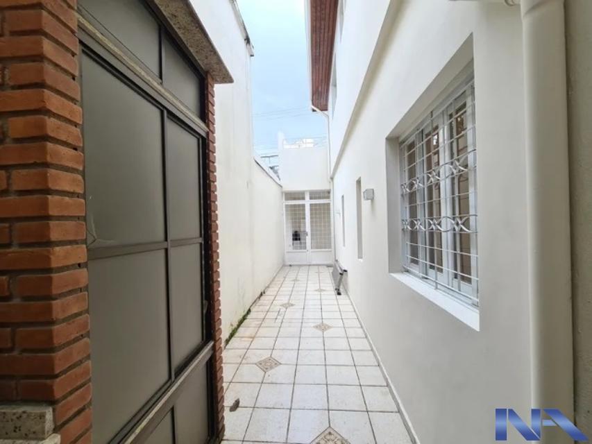 TOTALMENTE REFORMADO EM ESTADO DE NOVO, PASSAGEM LATERAL.