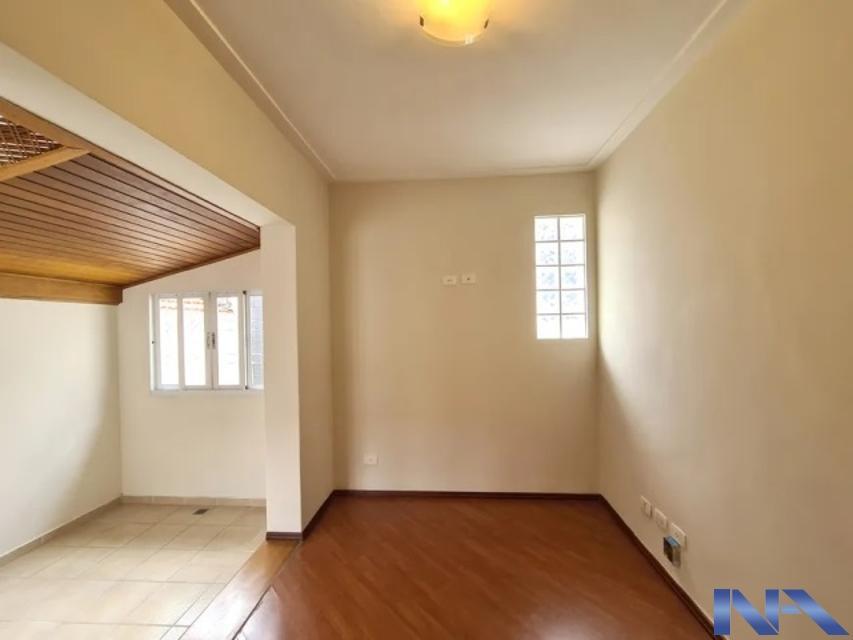 TOTALMENTE REFORMADO EM ESTADO DE NOVO, PASSAGEM LATERAL.