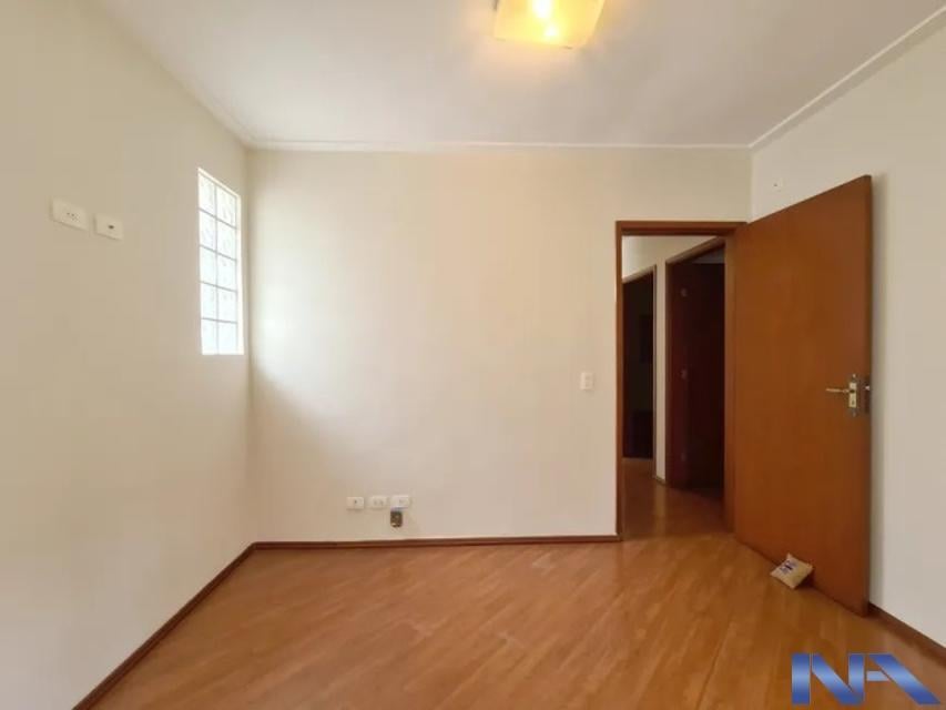 TOTALMENTE REFORMADO EM ESTADO DE NOVO, PASSAGEM LATERAL.