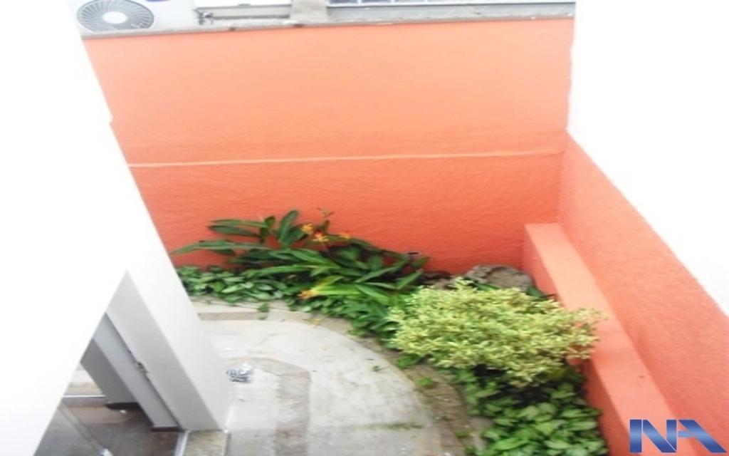 TOTALMENTE REFORMADO EM ESTADO DE NOVO, PASSAGEM LATERAL.