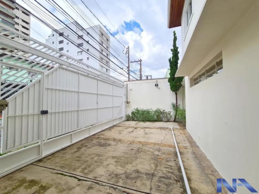 TOTALMENTE REFORMADO EM ESTADO DE NOVO, PASSAGEM LATERAL.