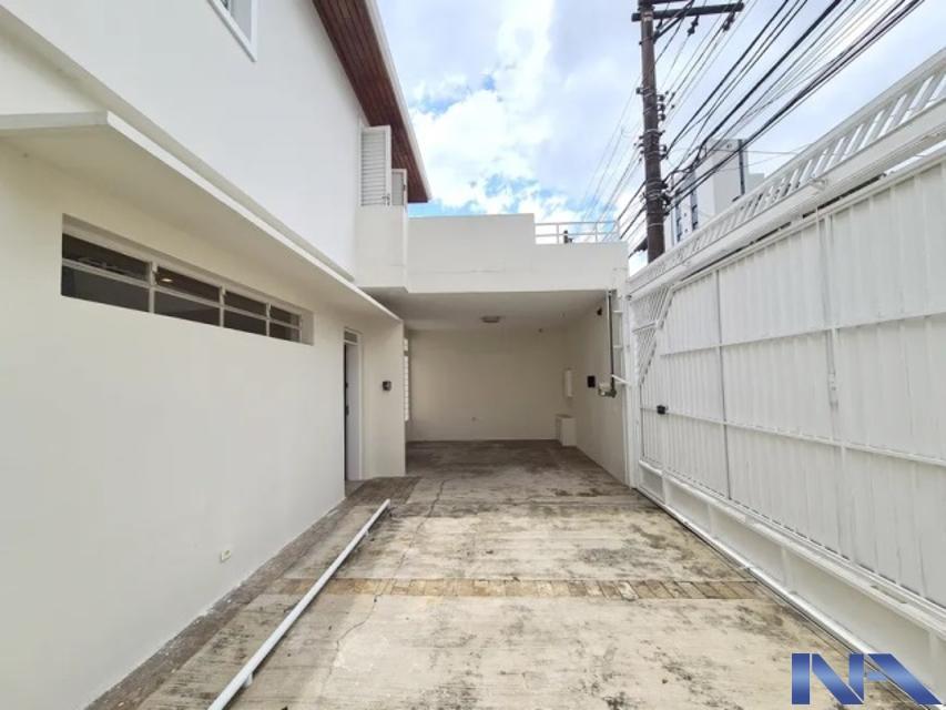 TOTALMENTE REFORMADO EM ESTADO DE NOVO, PASSAGEM LATERAL.