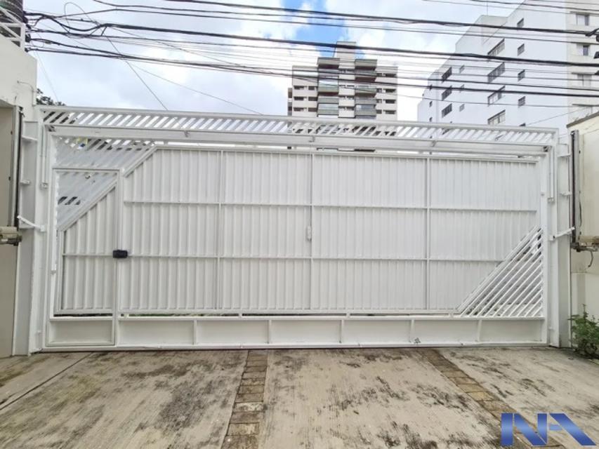 TOTALMENTE REFORMADO EM ESTADO DE NOVO, PASSAGEM LATERAL.