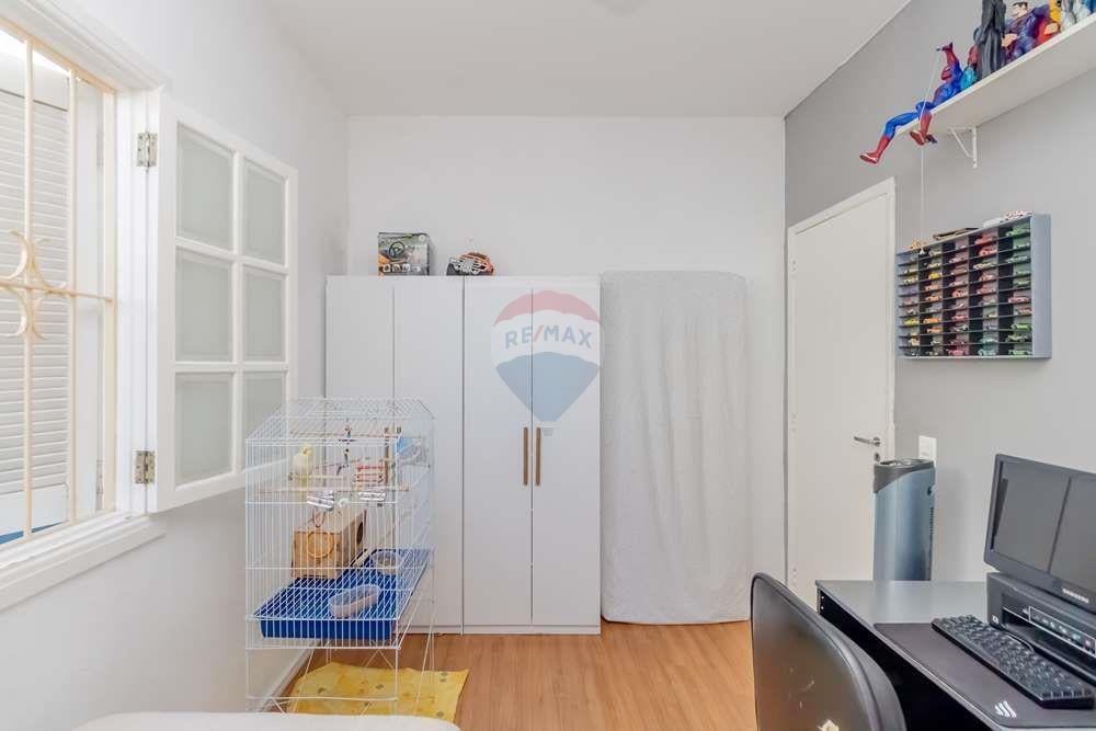 Excelente casa 3 dormitórios , sala, cozinha, 2 banheiros, quintal, 3 vagas de garagem, porão, terra