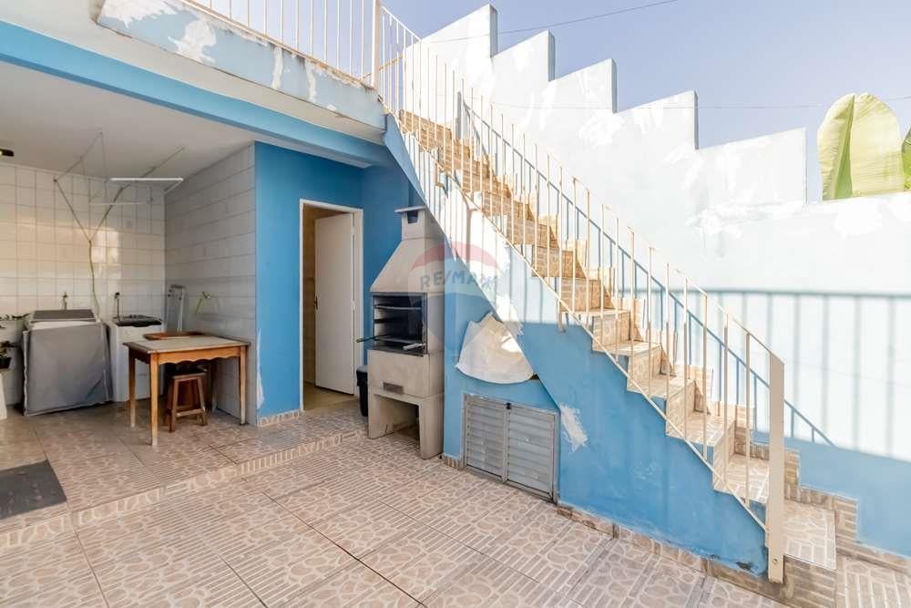 Excelente casa 3 dormitórios , sala, cozinha, 2 banheiros, quintal, 3 vagas de garagem, porão, terra