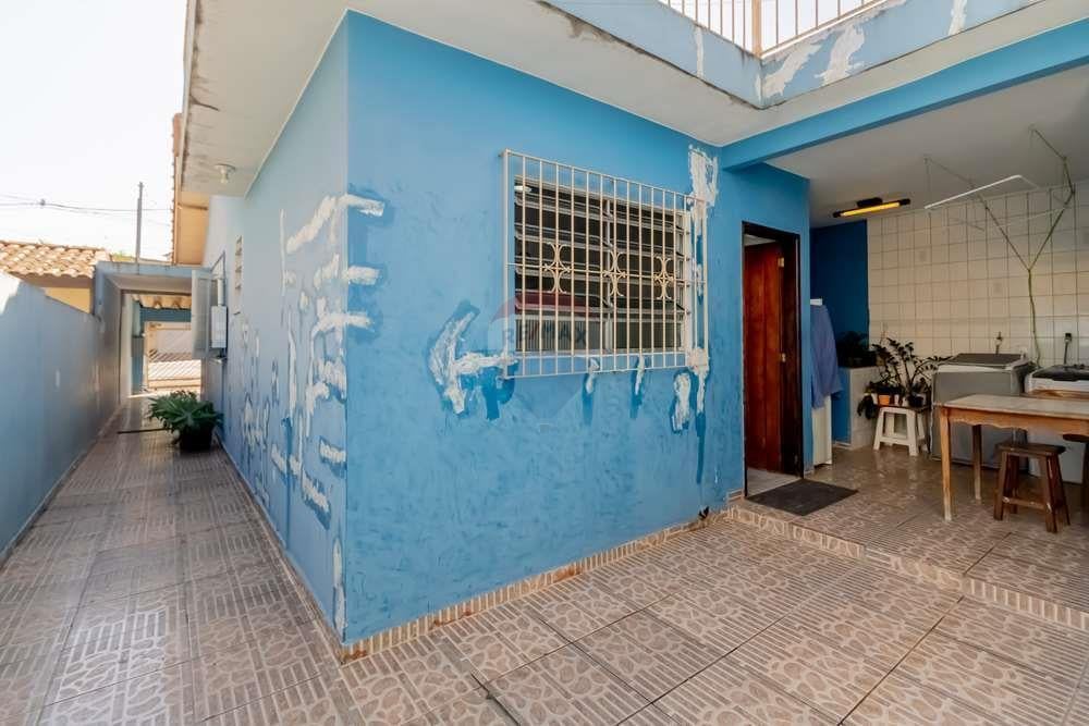 Excelente casa 3 dormitórios , sala, cozinha, 2 banheiros, quintal, 3 vagas de garagem, porão, terra