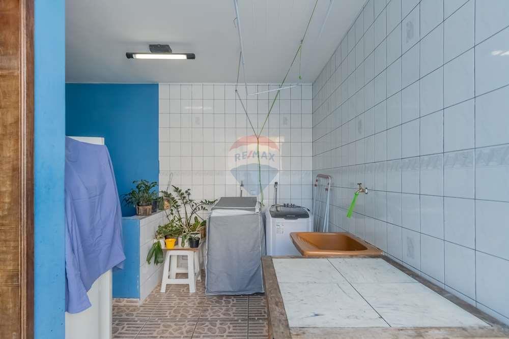Excelente casa 3 dormitórios , sala, cozinha, 2 banheiros, quintal, 3 vagas de garagem, porão, terra