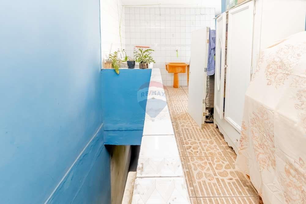 Excelente casa 3 dormitórios , sala, cozinha, 2 banheiros, quintal, 3 vagas de garagem, porão, terra