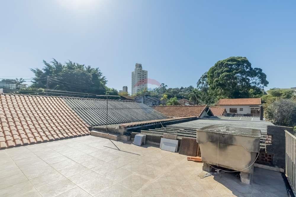 Excelente casa 3 dormitórios , sala, cozinha, 2 banheiros, quintal, 3 vagas de garagem, porão, terra