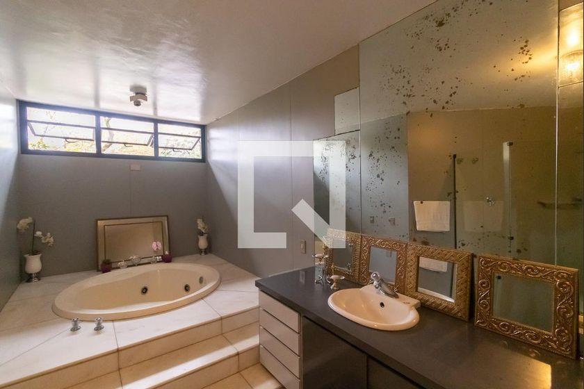 Casa à Venda – Alto de Pinheiros, 4 Quartos, 700 m² – São Paulo