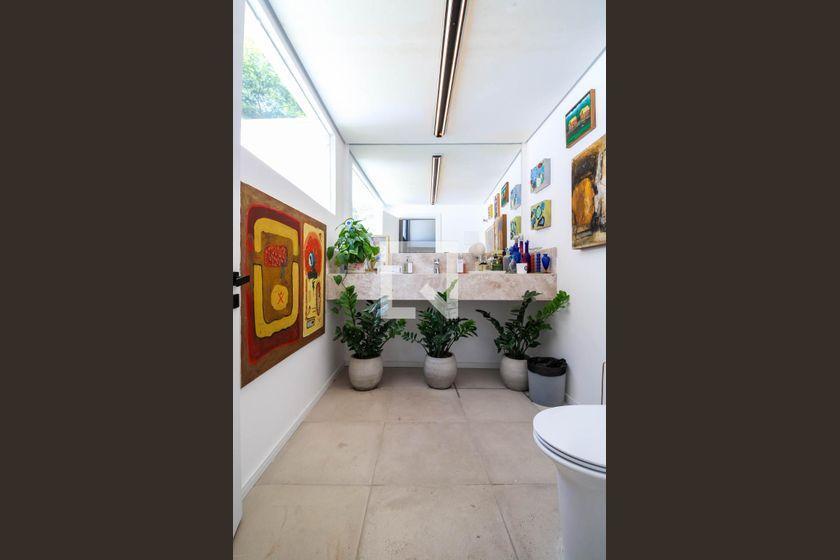 Casa à Venda – Morumbi, 2 Quartos, 700 m² – São Paulo