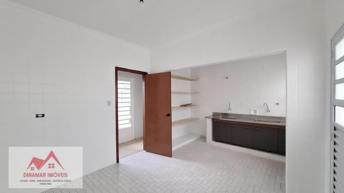 Alugue Casa Térrea com 3 quartos, 2 vagas e edí…
