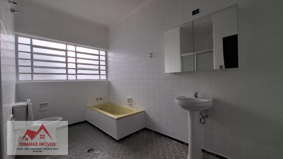 Alugue Casa Térrea com 3 quartos, 2 vagas e edí…