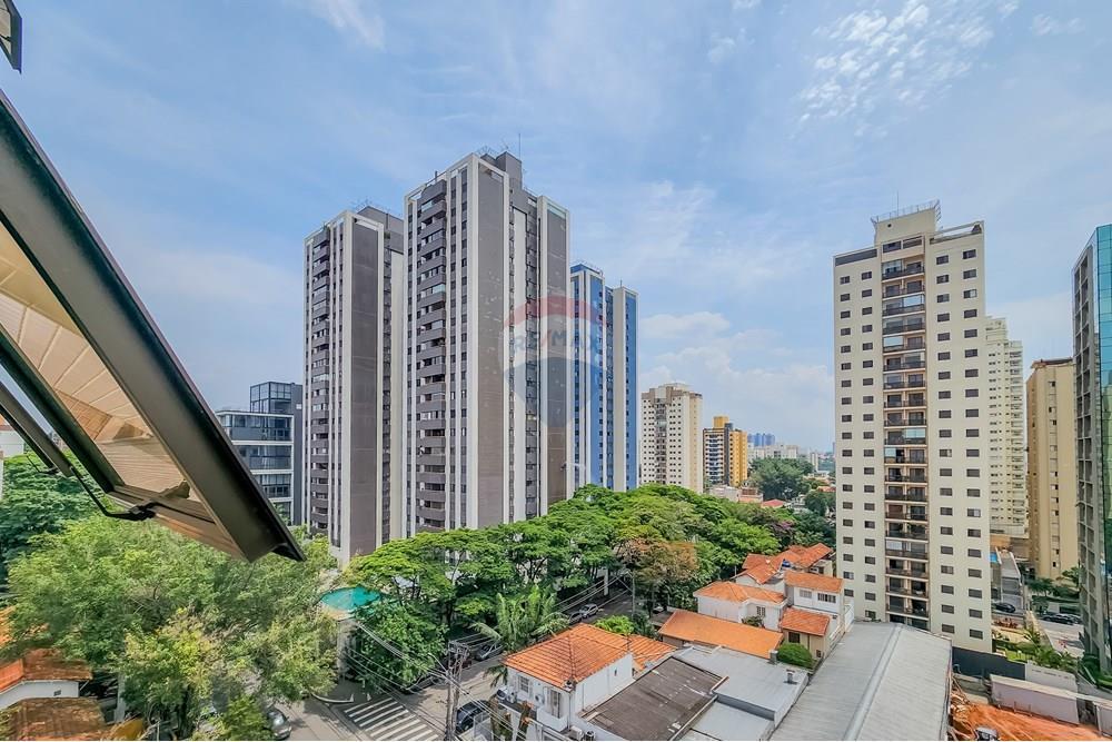 Sala comercial á venda localizada na Rua Três Irmãos, 201, no bairro Caxingui, Zona Oeste de São Pau